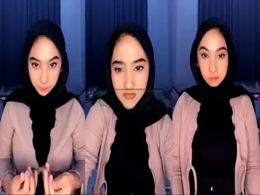 TikToker Cucumilo Pamer Dada Lewat Baju Tipis poster